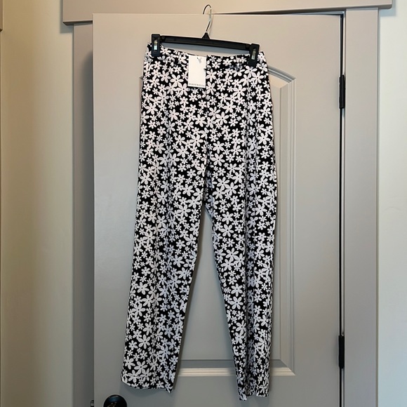 NWT size medium black and white floral pants. Cute for spring summer. - Picture 1 of 4